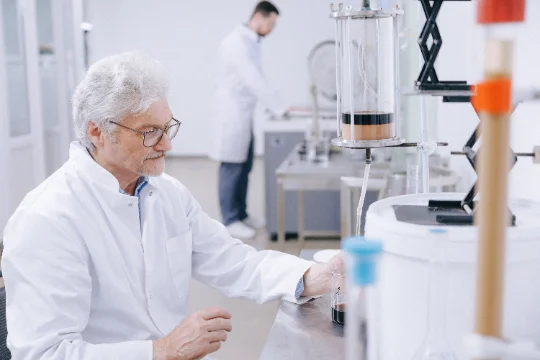 Operator monitoring the elution profile